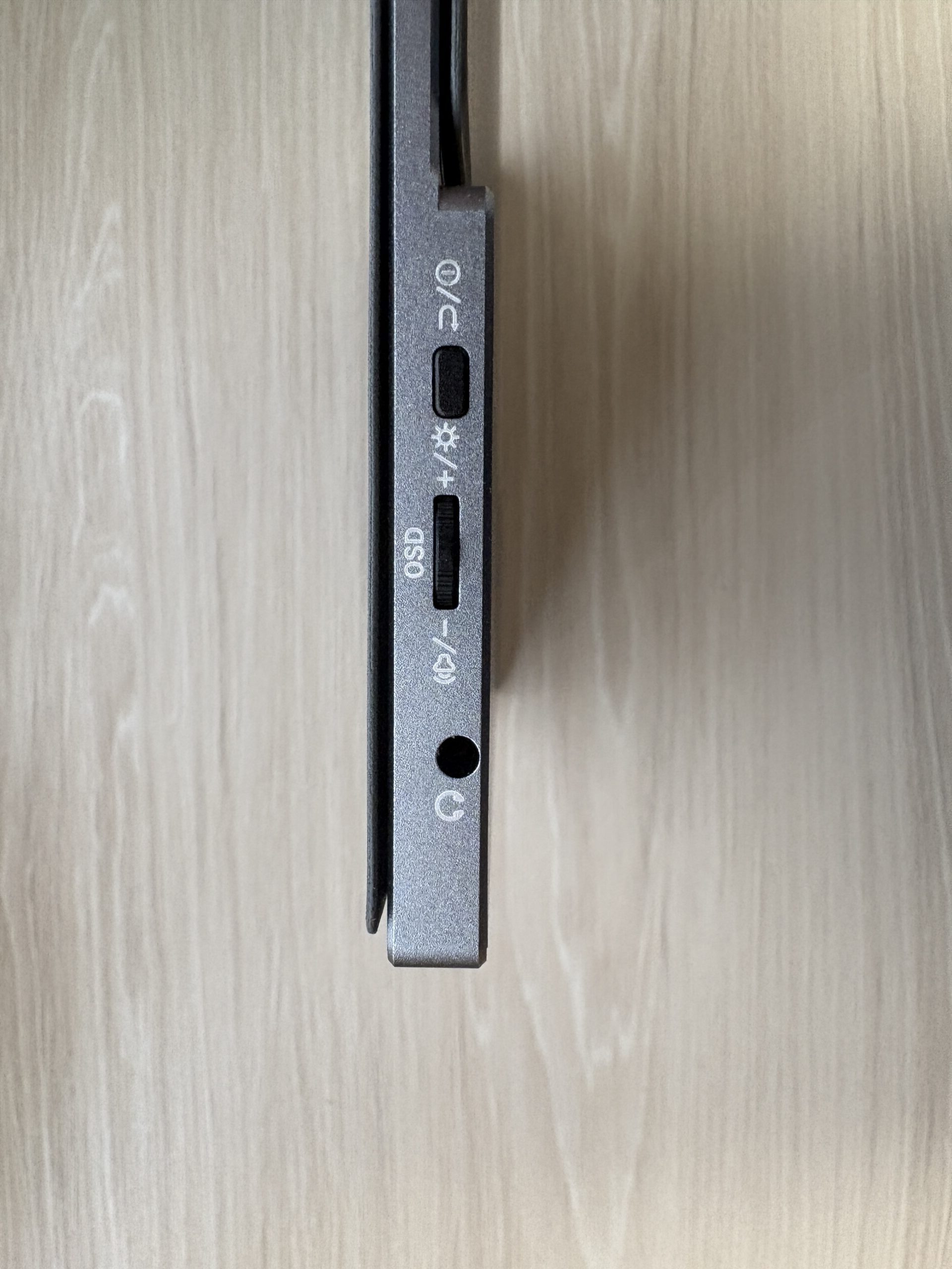 cocopar zs-133tのイヤホン端子とOSD操作ダイヤル