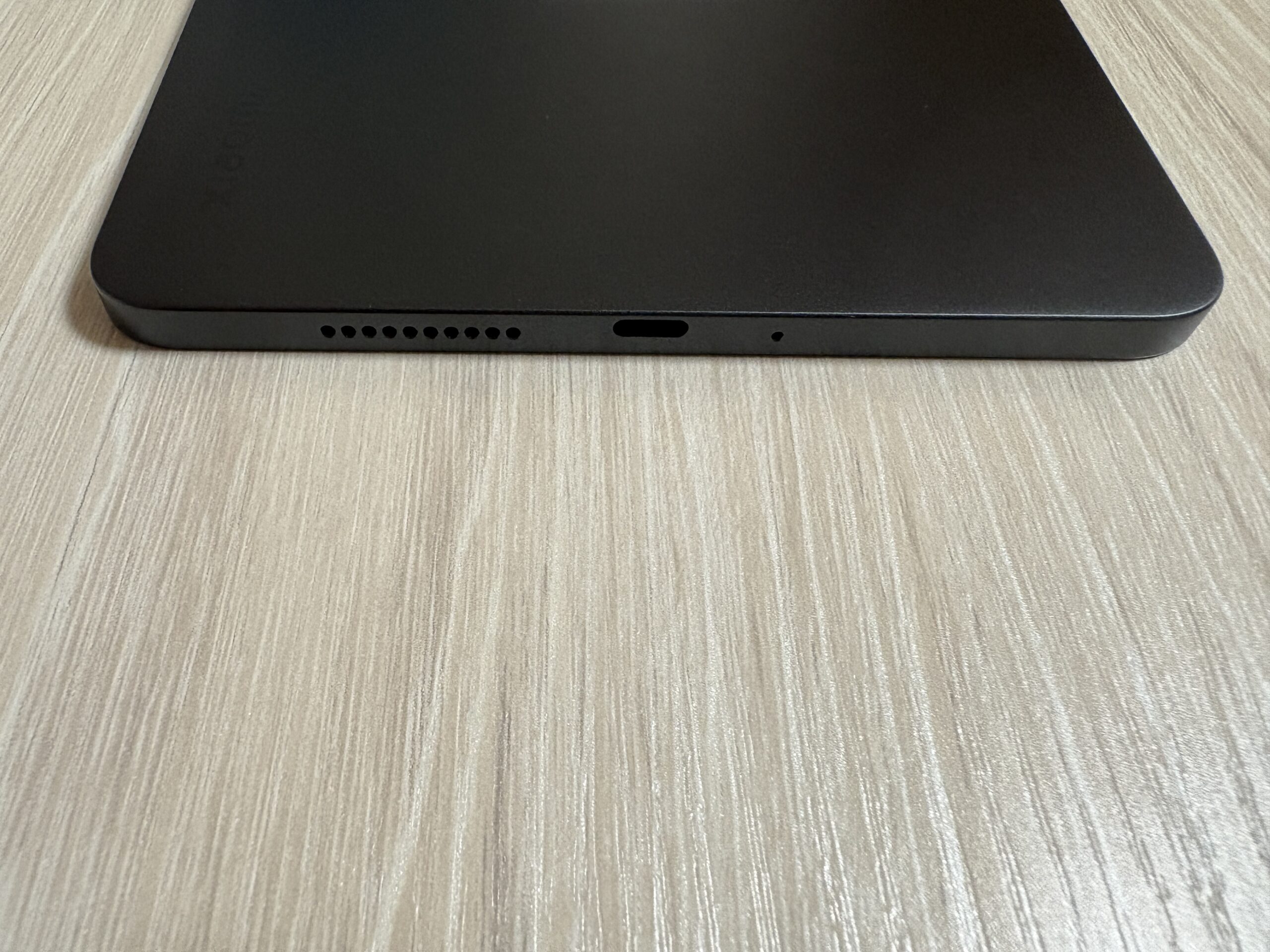 Xiaomi Pad MiniのUSB Type-C端子とスピーカー