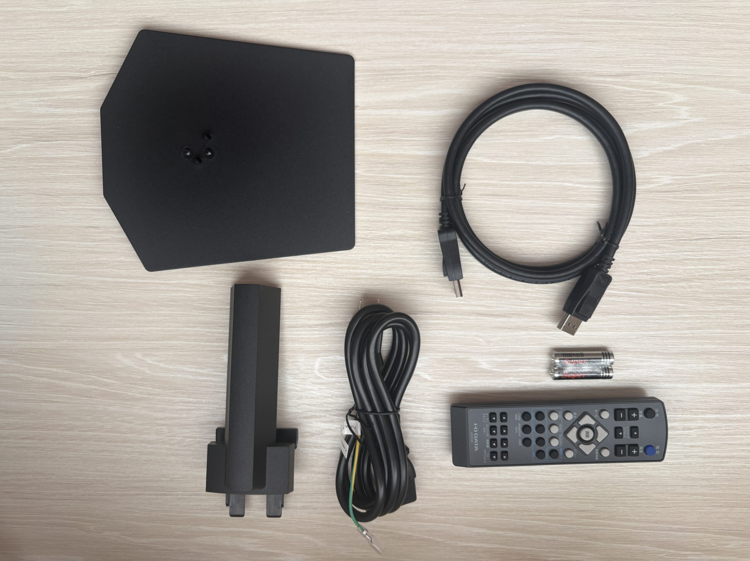 GigaCrysta KH-GD243UDBの付属品とリモコン