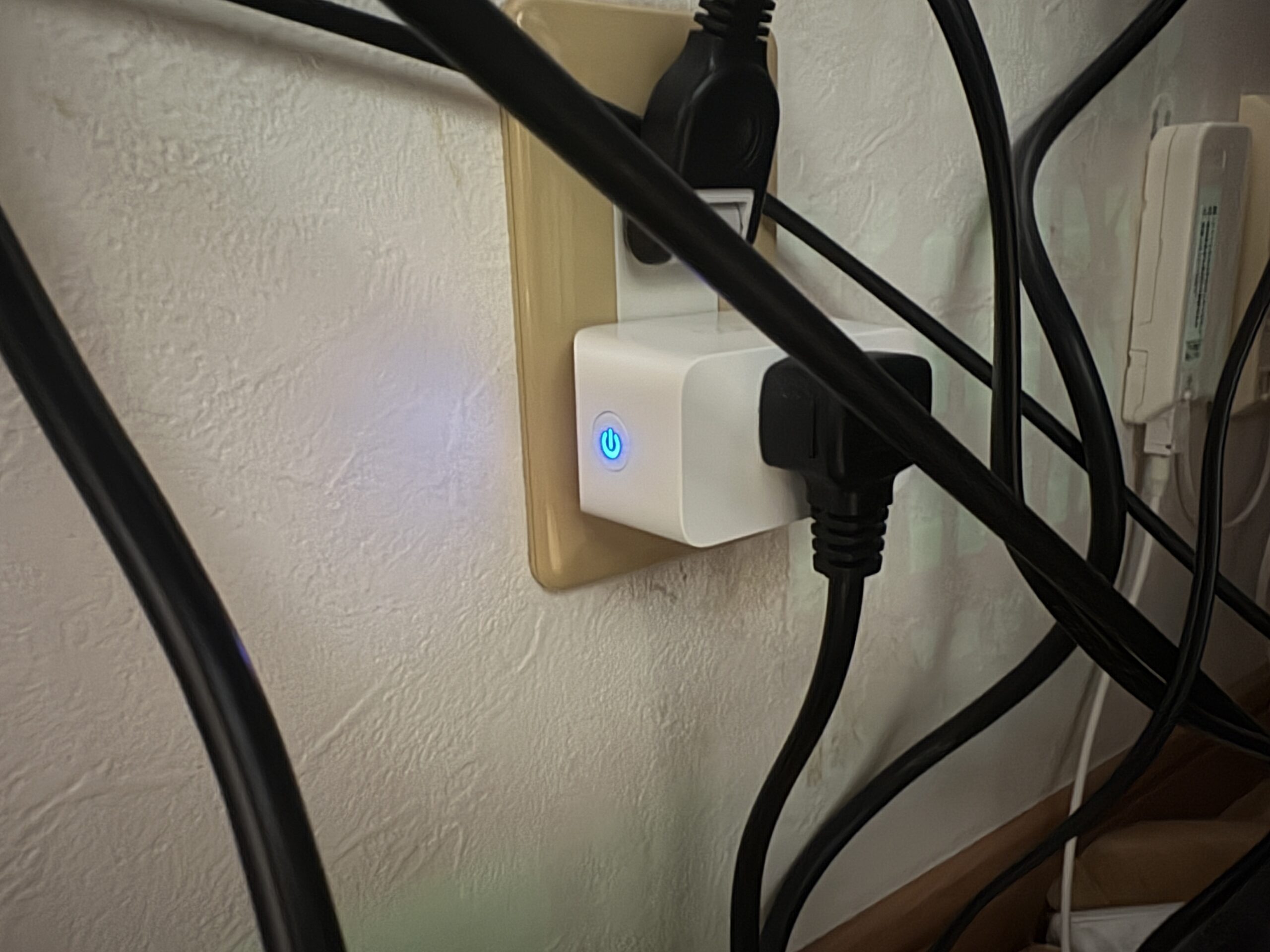 壁コンセントへ設置したTapo P110Mの青色LED