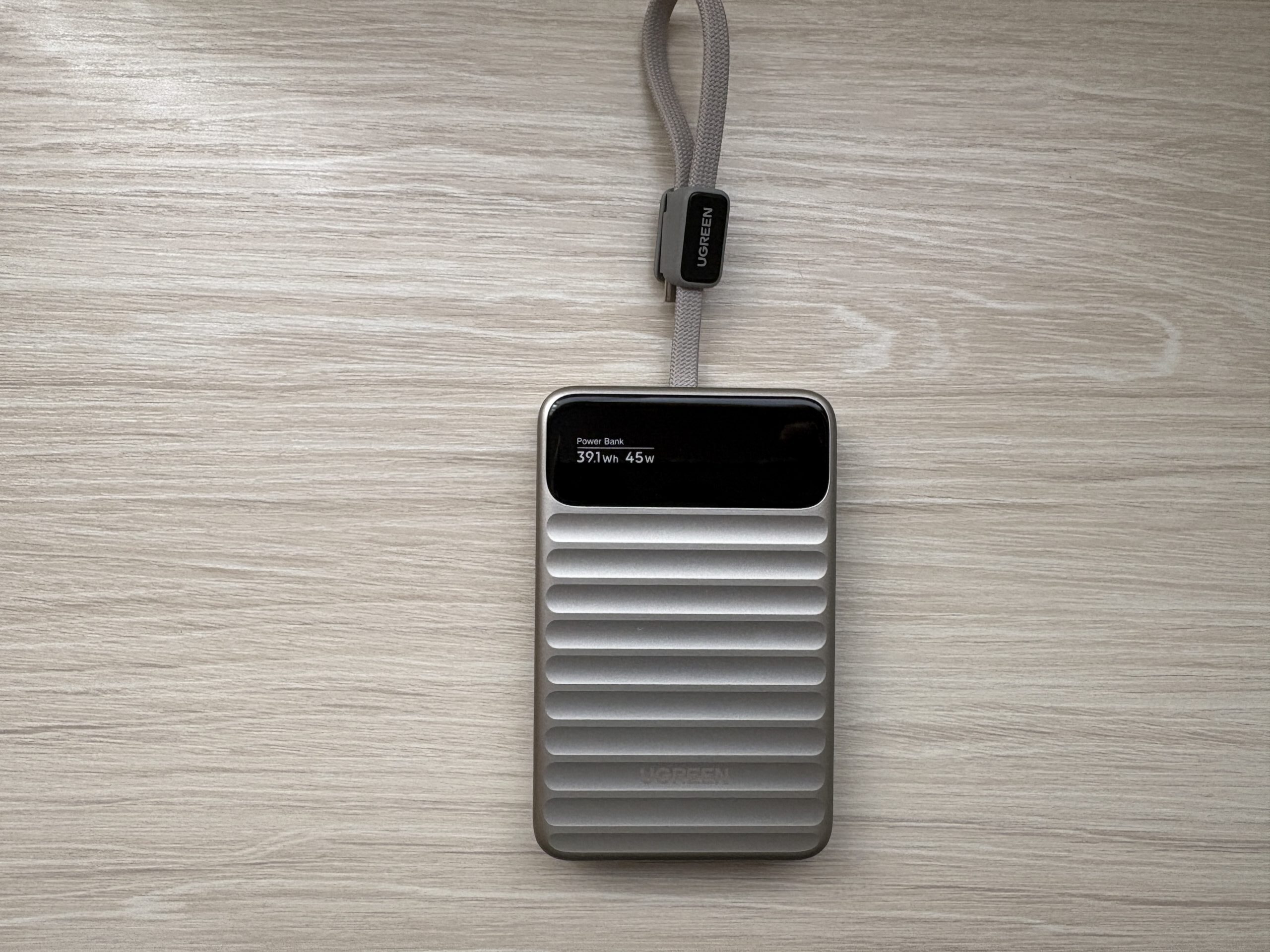 UGREEN Nexode Wavy 10000mAh 45W シルバーモデルの正面