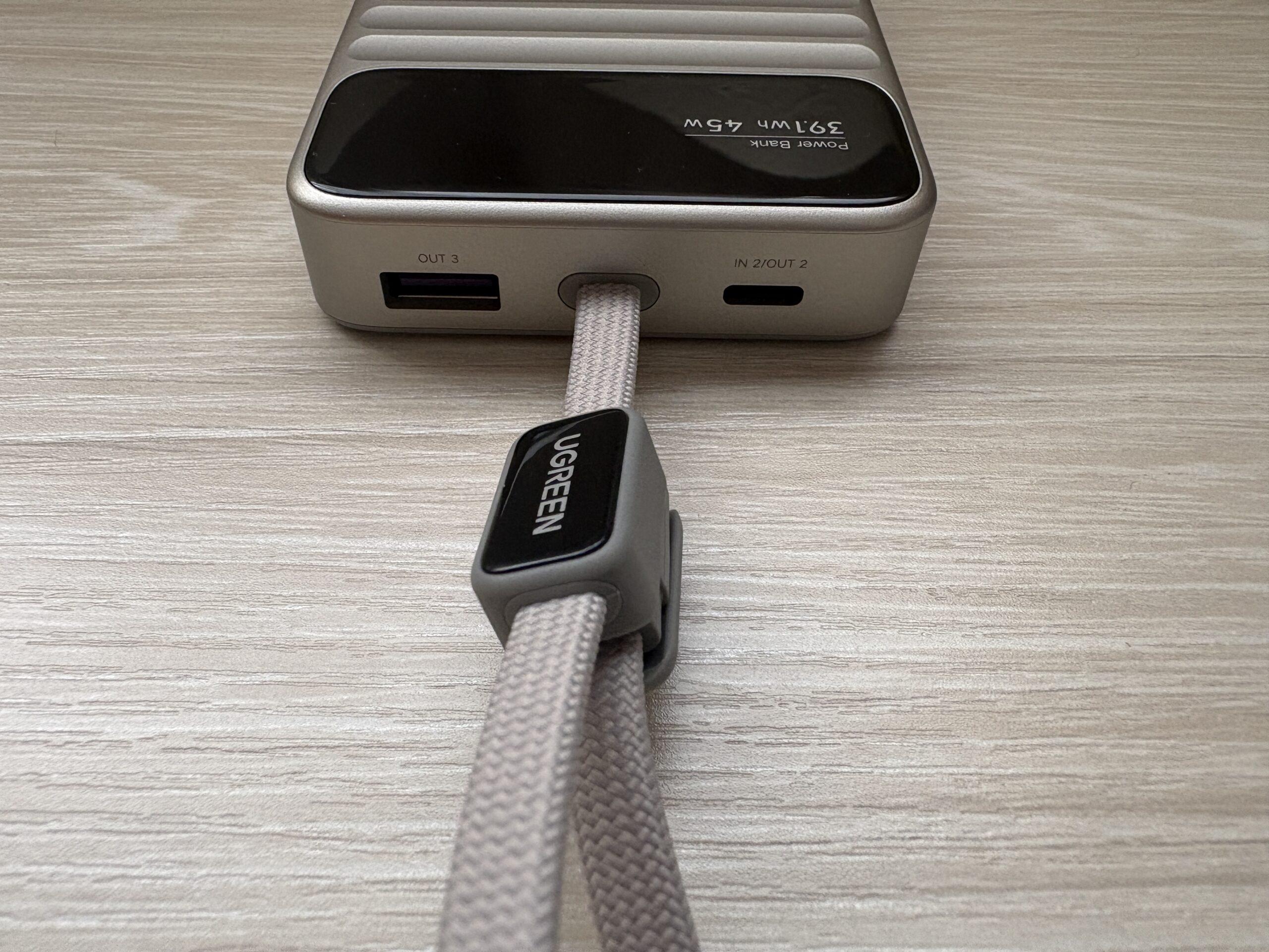 UGREEN Nexode WavyのUSB-C・USB-Aポートと内蔵ケーブル