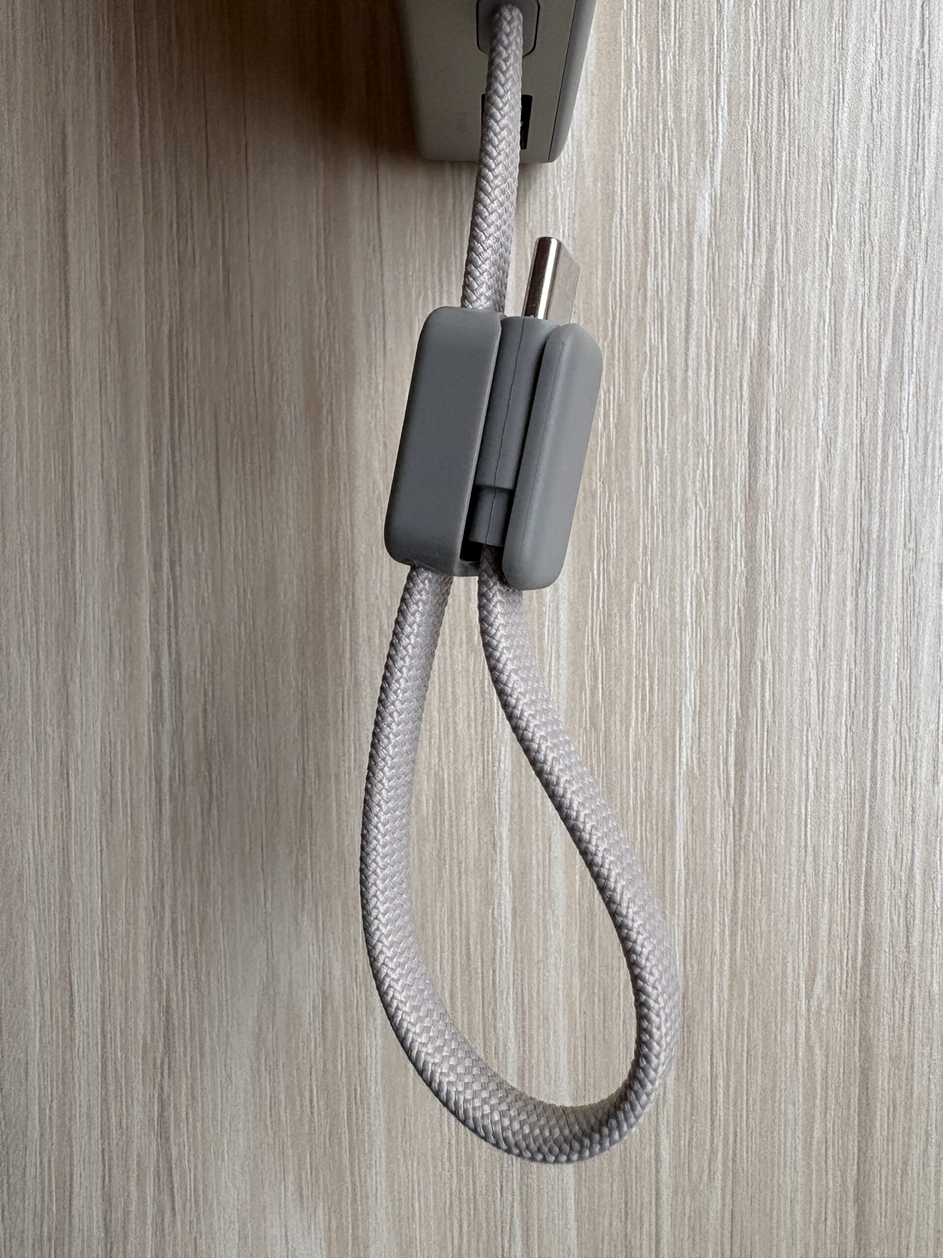 ストラップ形状で収納された内蔵USB-Cケーブル