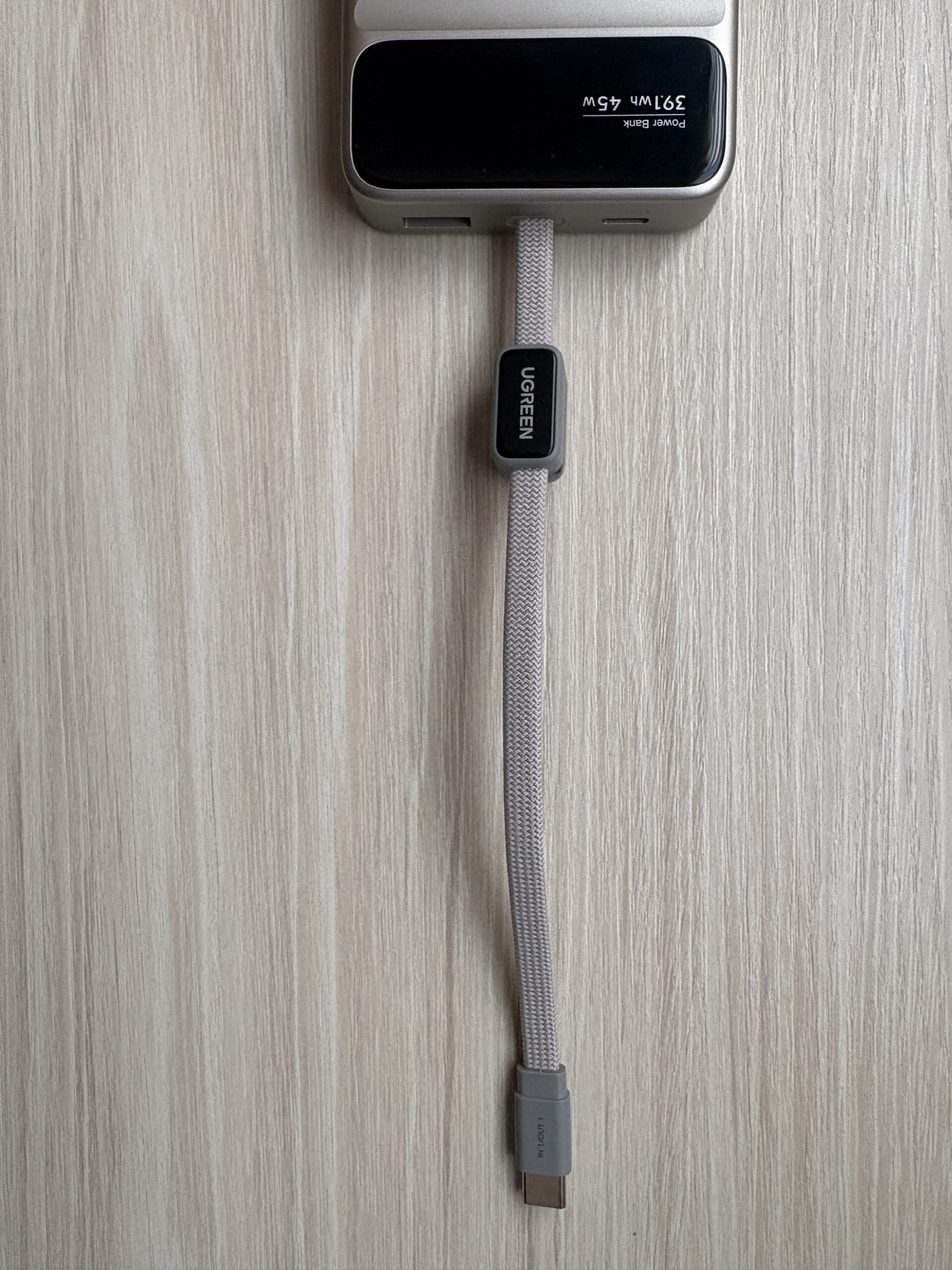 内蔵USB-Cケーブルで充電するUGREEN Nexode Wavy