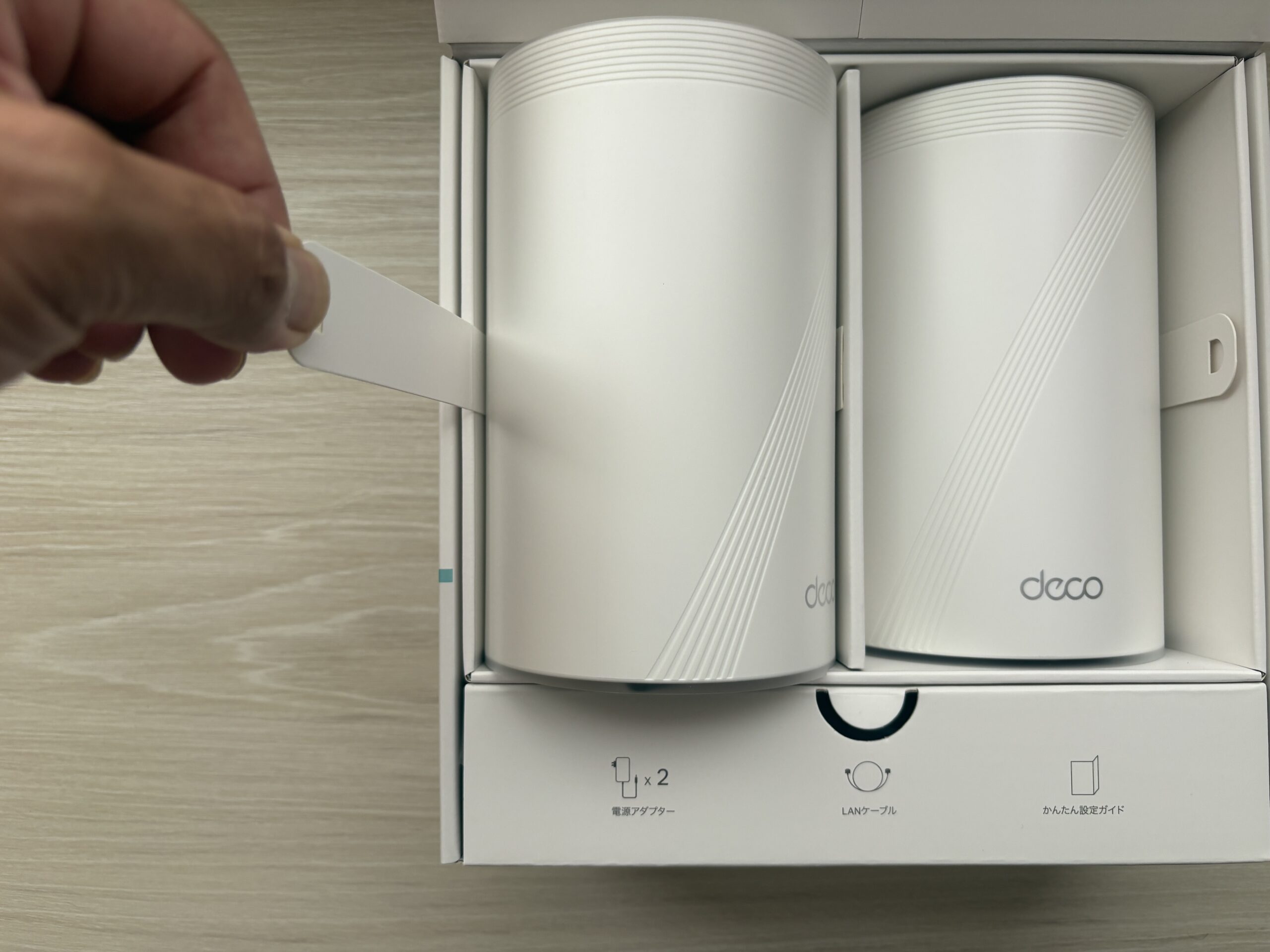 Deco BE68本体を箱から取り出している様子