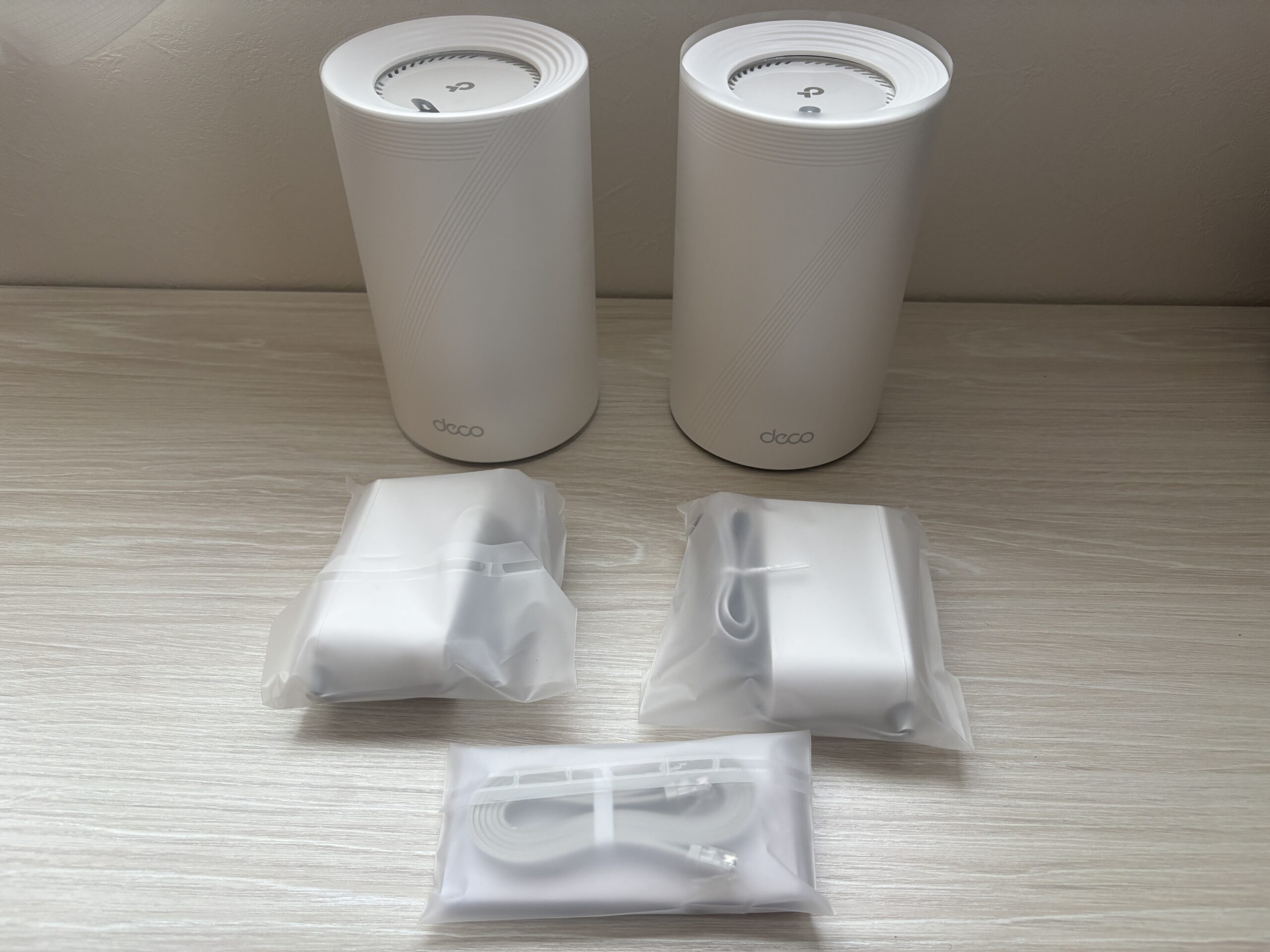 箱から取り出したDeco BE68本体と付属品