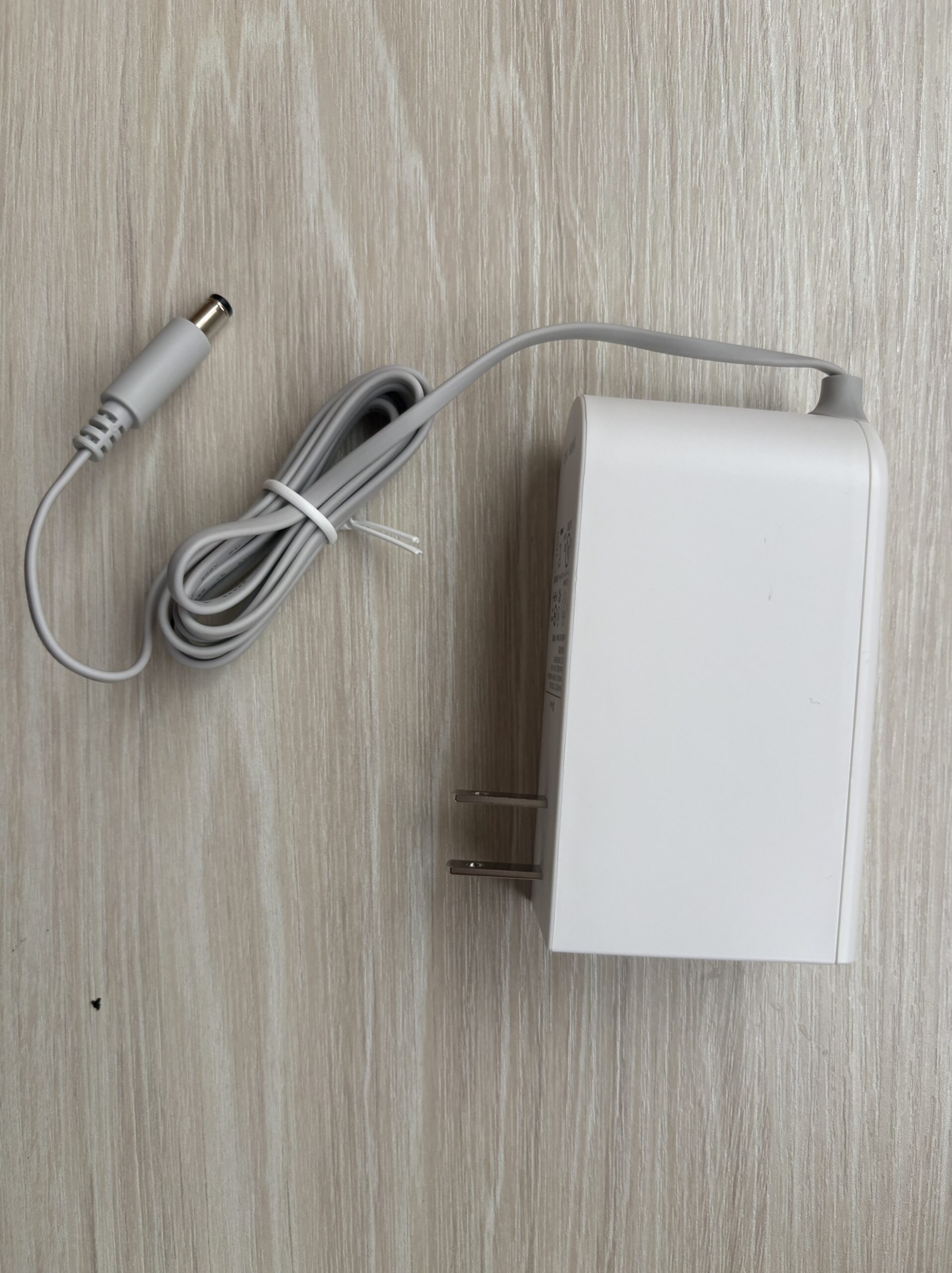 Deco BE68付属の電源アダプター
