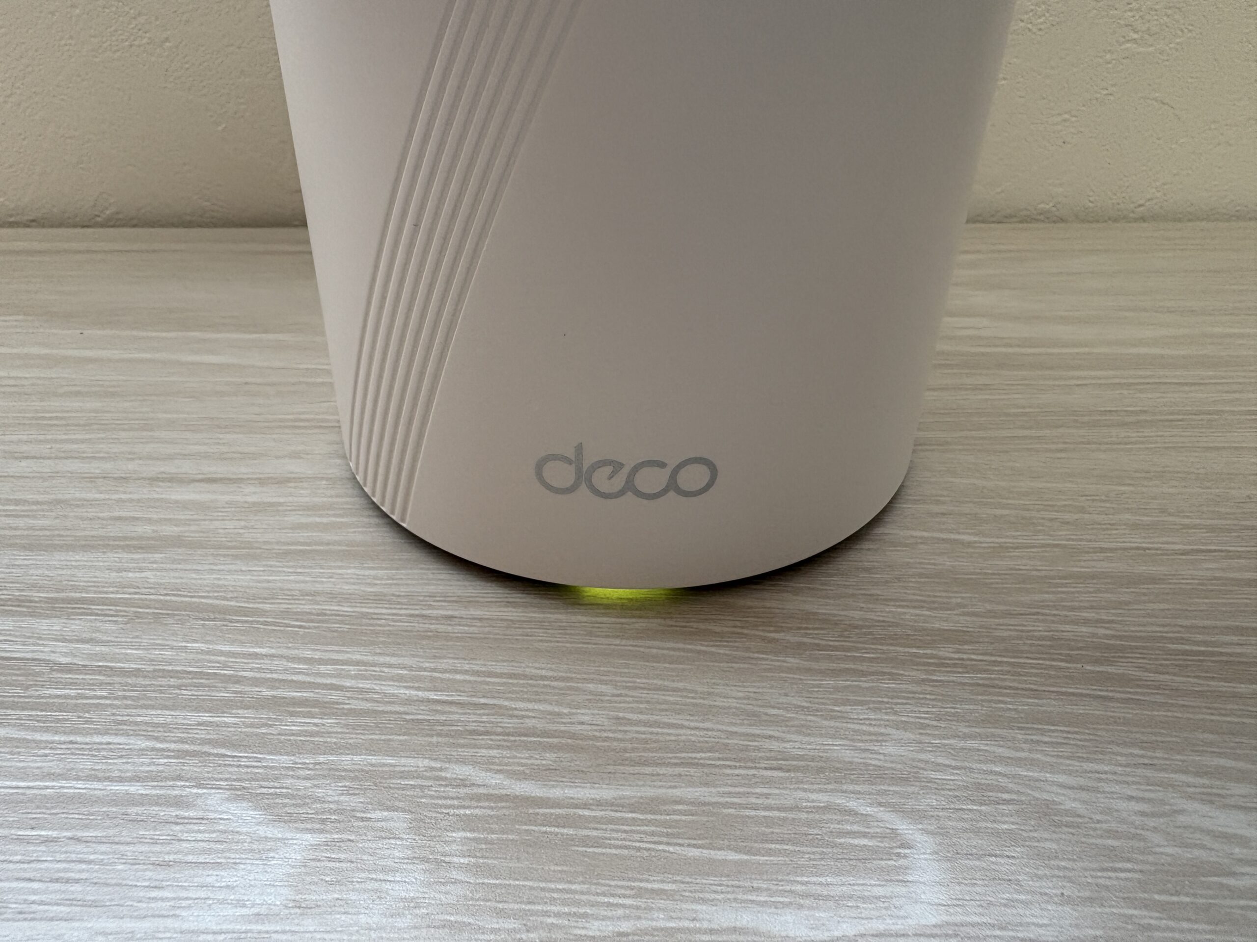 Deco BE68前面LEDが点灯している状態