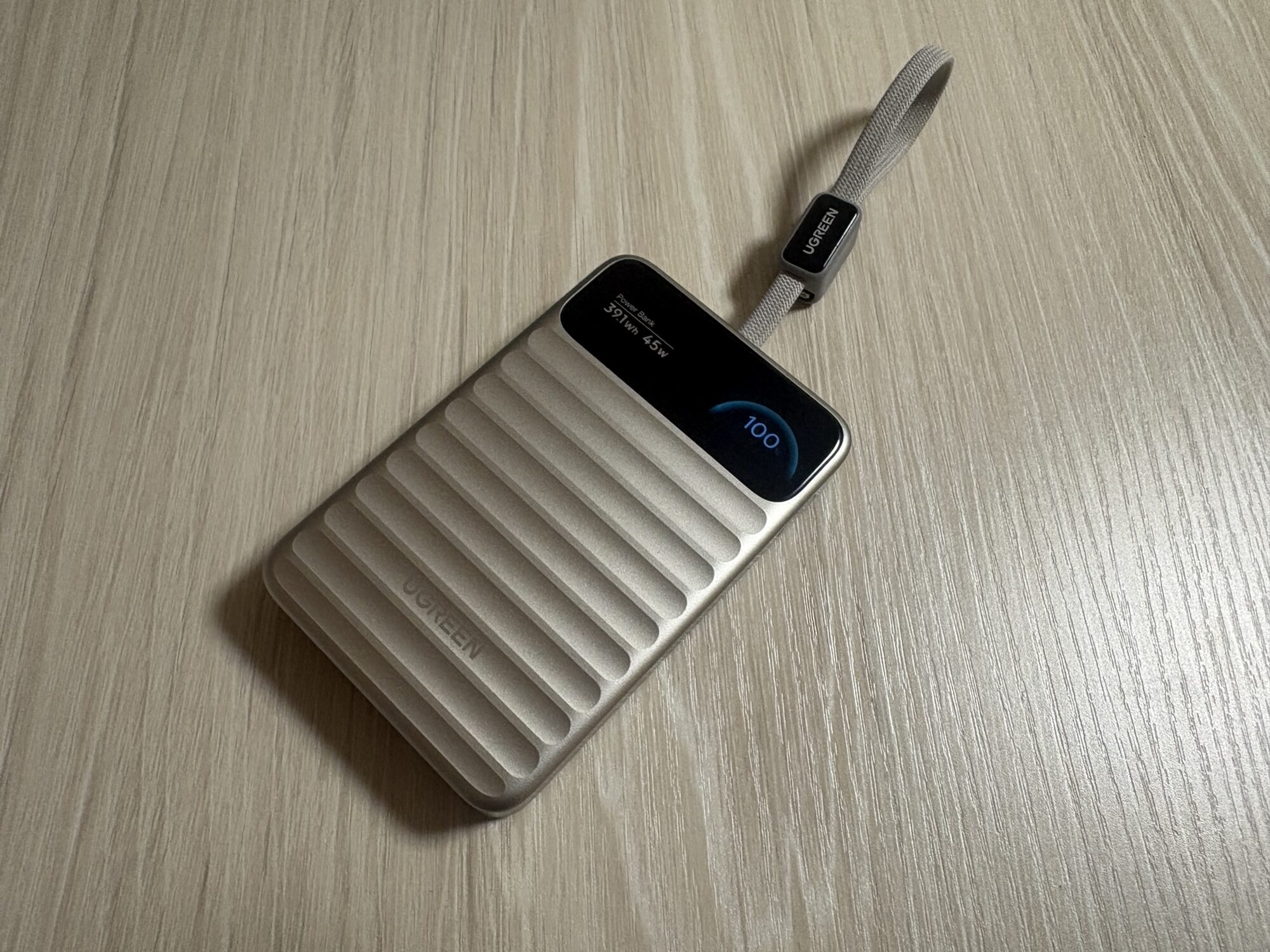 UGREEN Nexode Wavy 10000mAh 45Wの実物とストラップ型USB-Cケーブル
