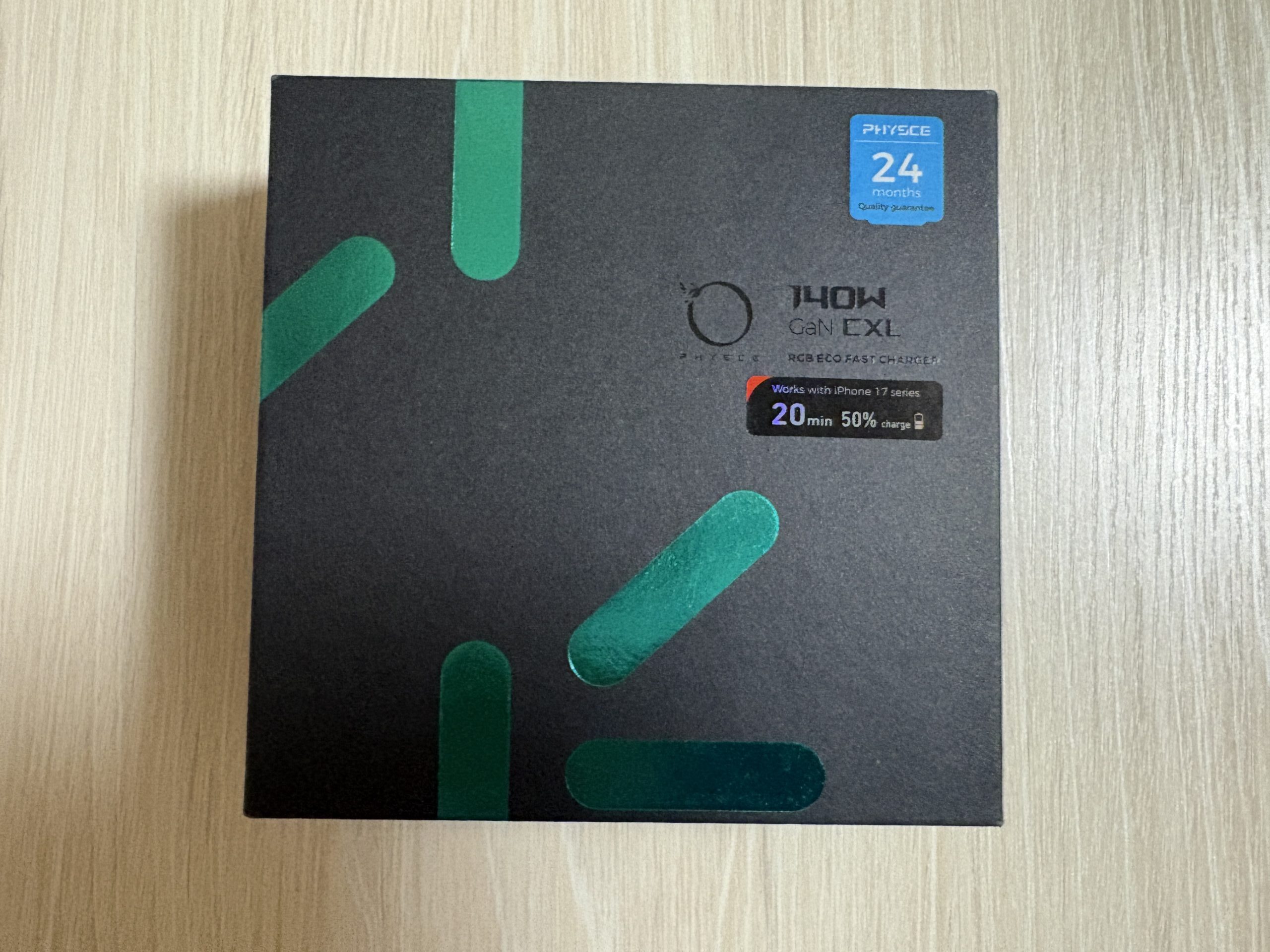 PHYSCE 140W USB-C急速充電器の外箱