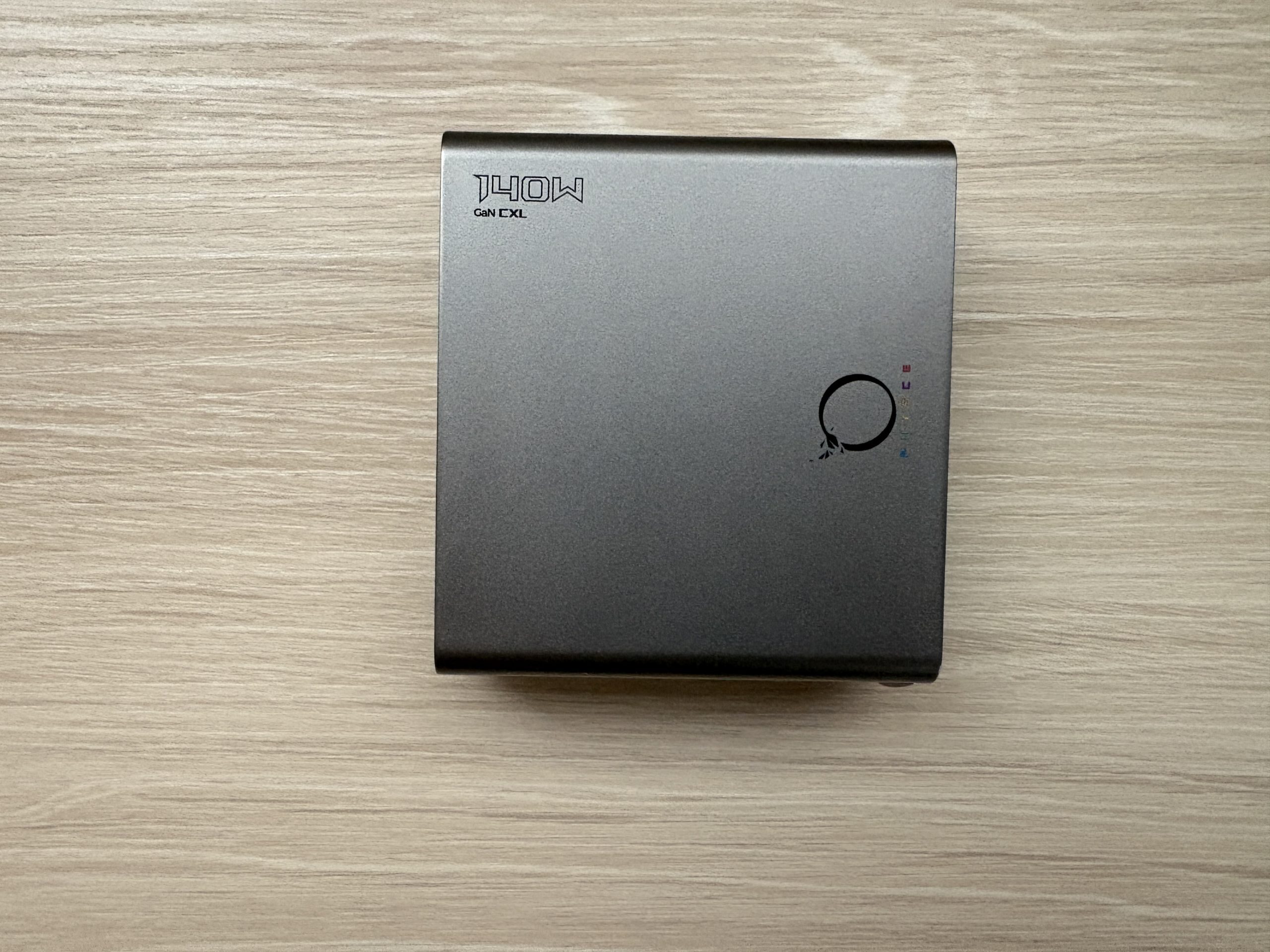 PHYSCE C1140USの140Wロゴと操作ボタンのある面
