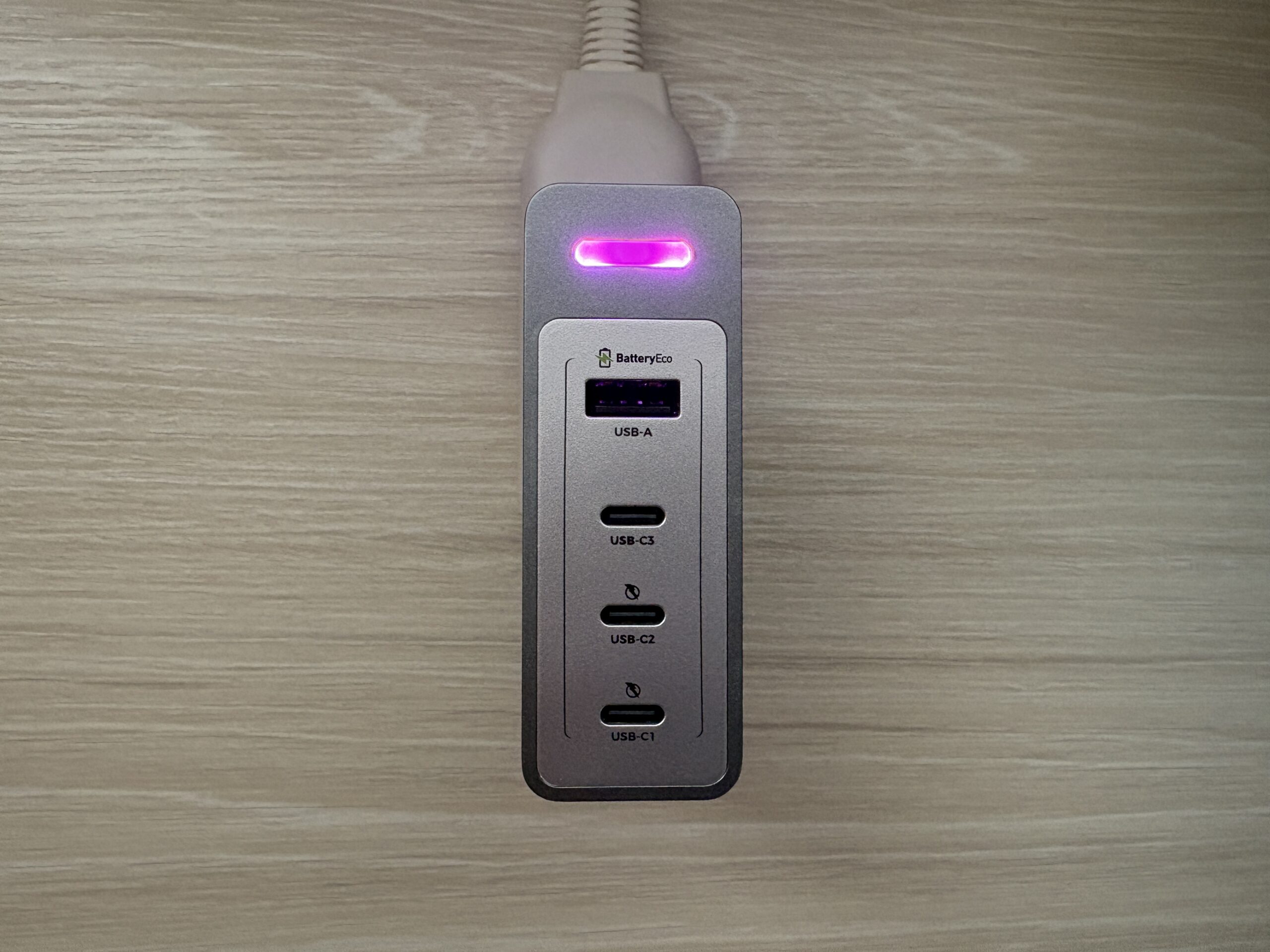 PHYSCE C1140USのUSB-C3ポートとUSB-A1ポート、PowerSync RGB