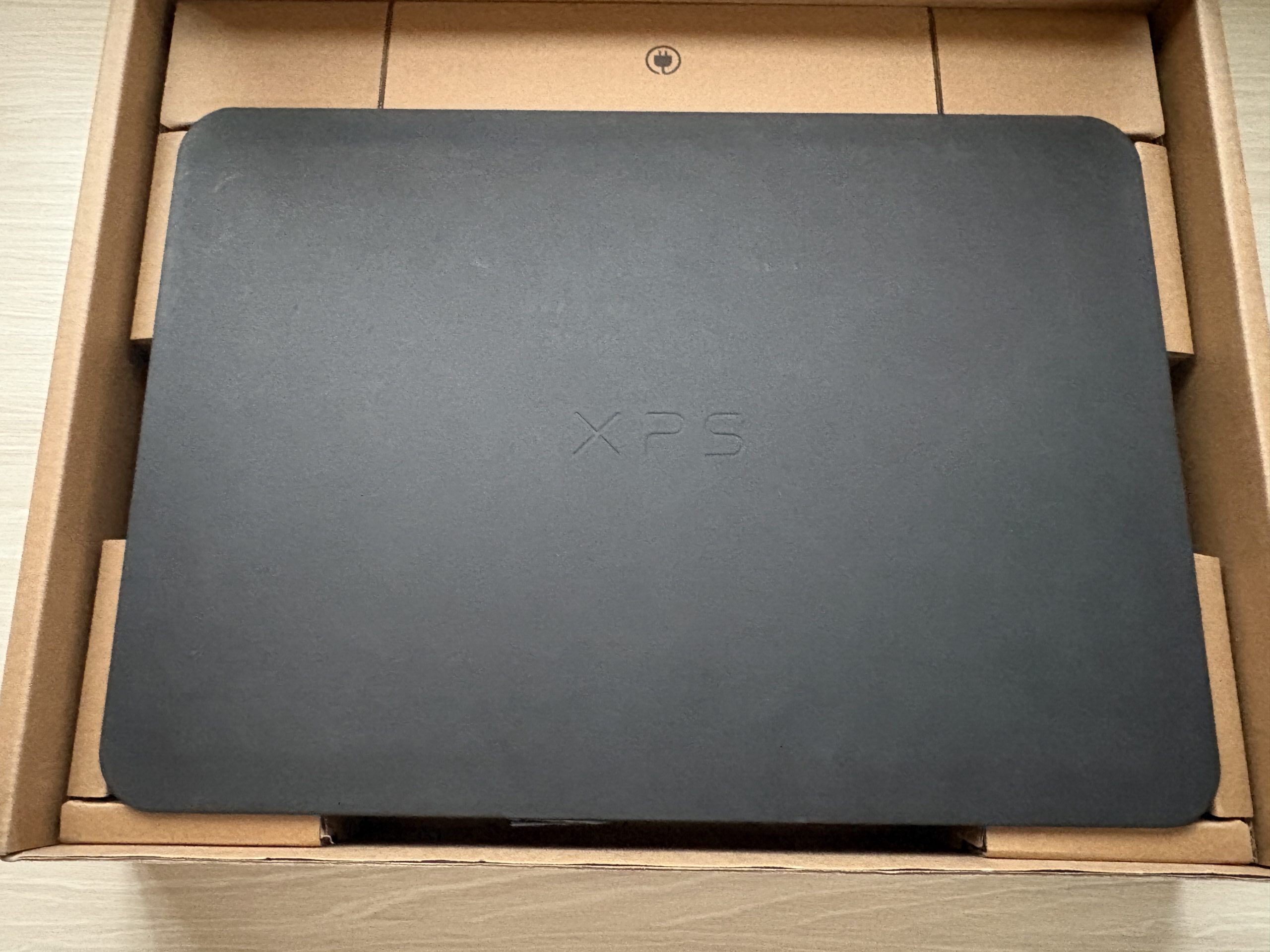 箱を開けた状態のDell XPS 16 2026