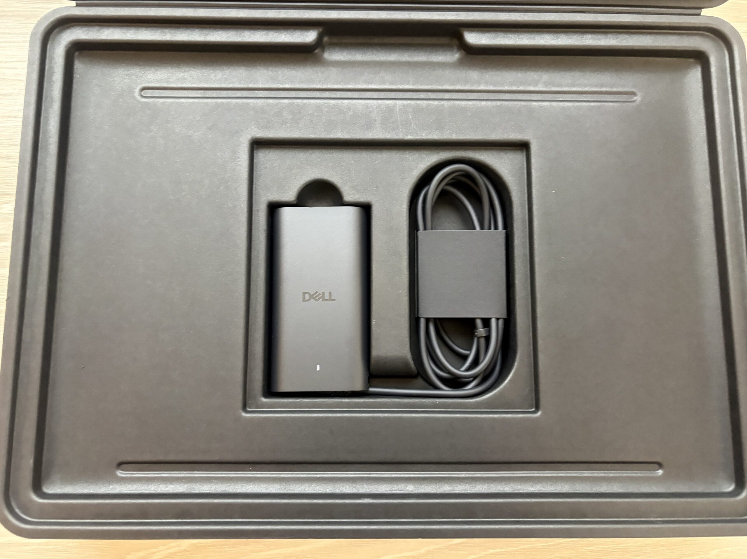 Dell XPS 16 2026付属のUSB-C ACアダプターとケーブル