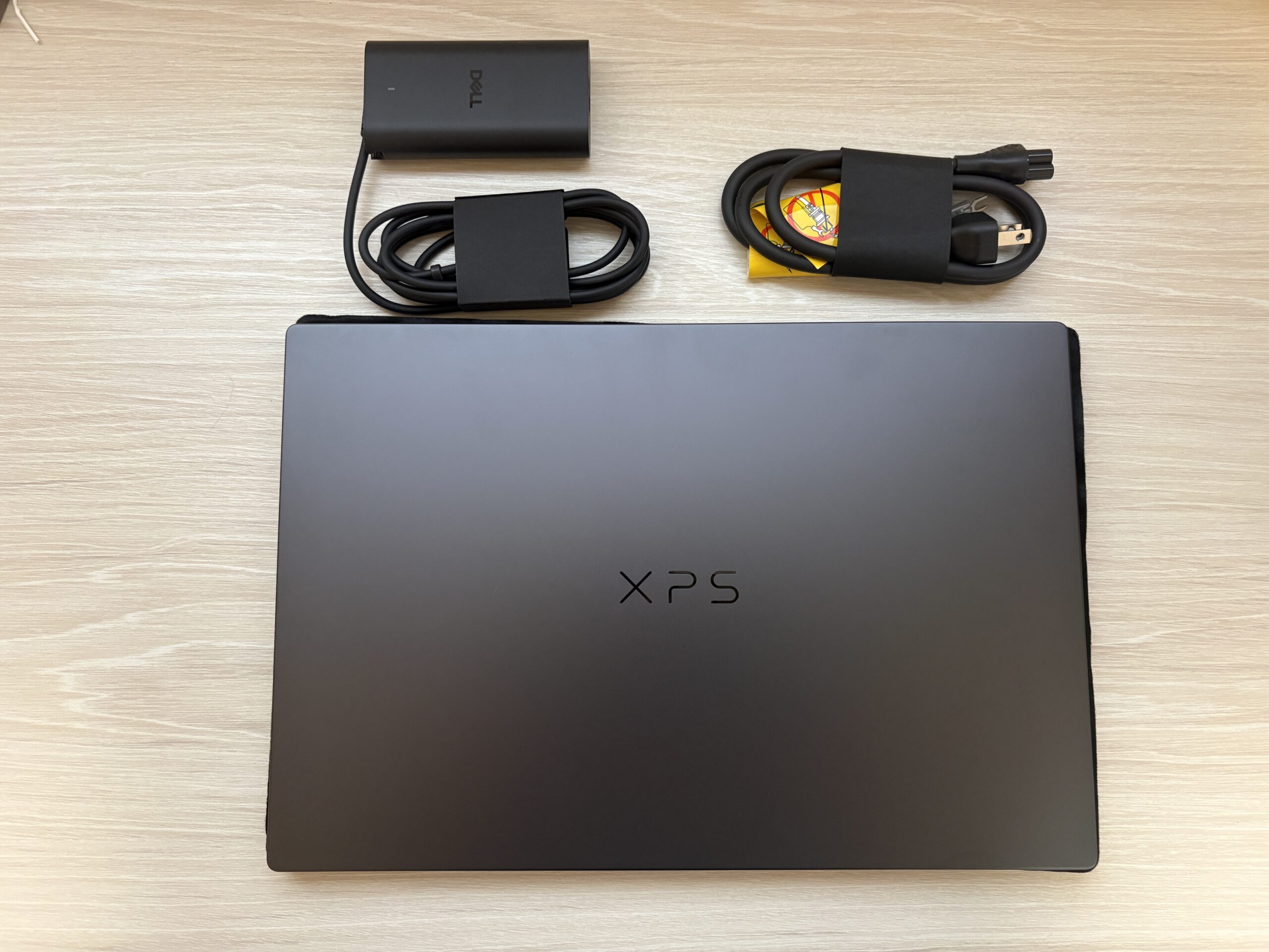 Dell XPS 16 2026本体とACアダプターと電源ケーブル