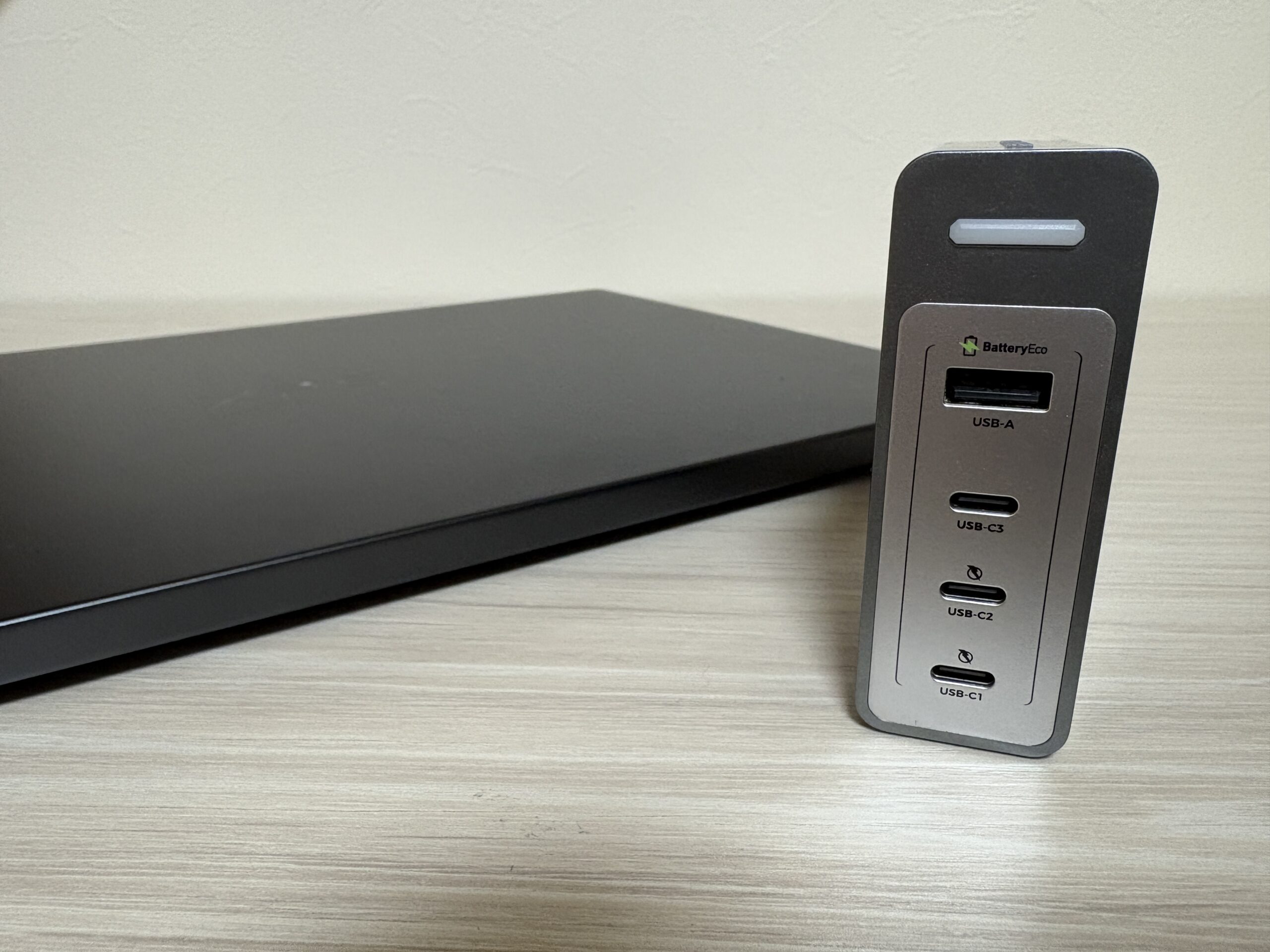 PHYSCE 140W USB-C急速充電器 C1140USの本体と4つの充電ポート